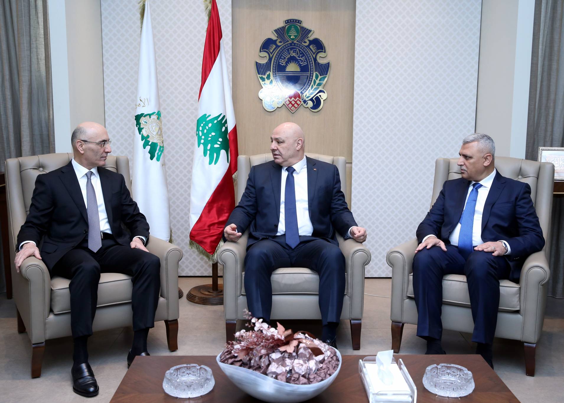 زار المديريّتين العامتين لقوى الأمن الداخلي والأمن العام... والتقى زواراً
عون: أدعوكم الى إعادة الهيبة الى قوى الأمن وممنوع المساس بها
العلم السلاح الأهمّ لمواجهة الجميع... ولنُعِد الى القضاء دوره بعدل وحزم