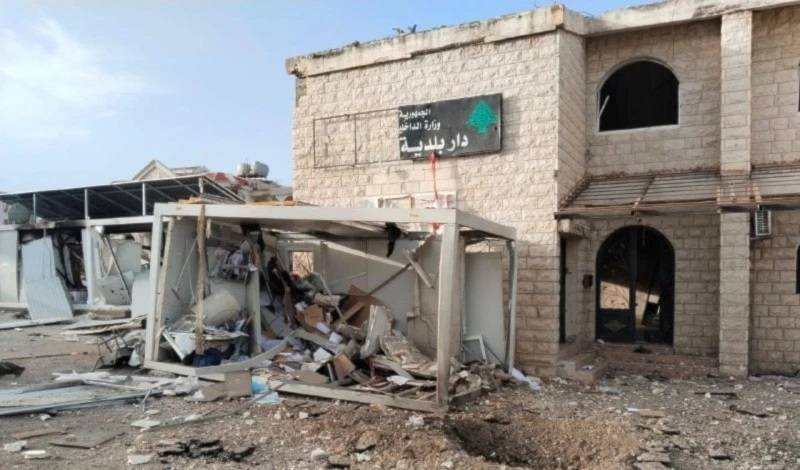 إستهداف سيارة على طريق بنت جبيل... وتدمير مركز للدفاع المدني في الناقورة
الجيش اللبناني: إزالة عوائق... وإغلاق طريق في منطقة اللبونة – صور