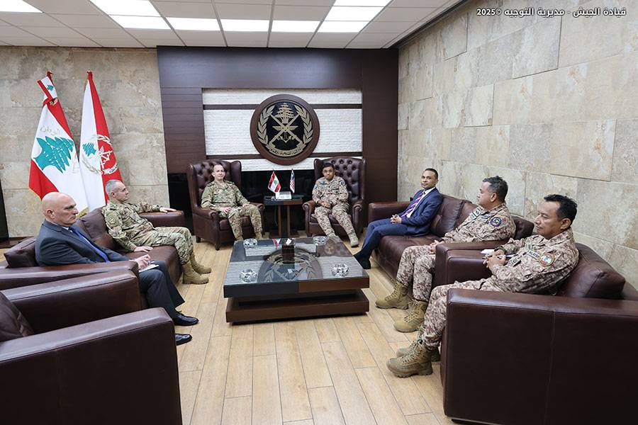 قائد الجيش عرض مع وفد ماليزي
سبل تعزيز التعاون بين جيشي البلدين
