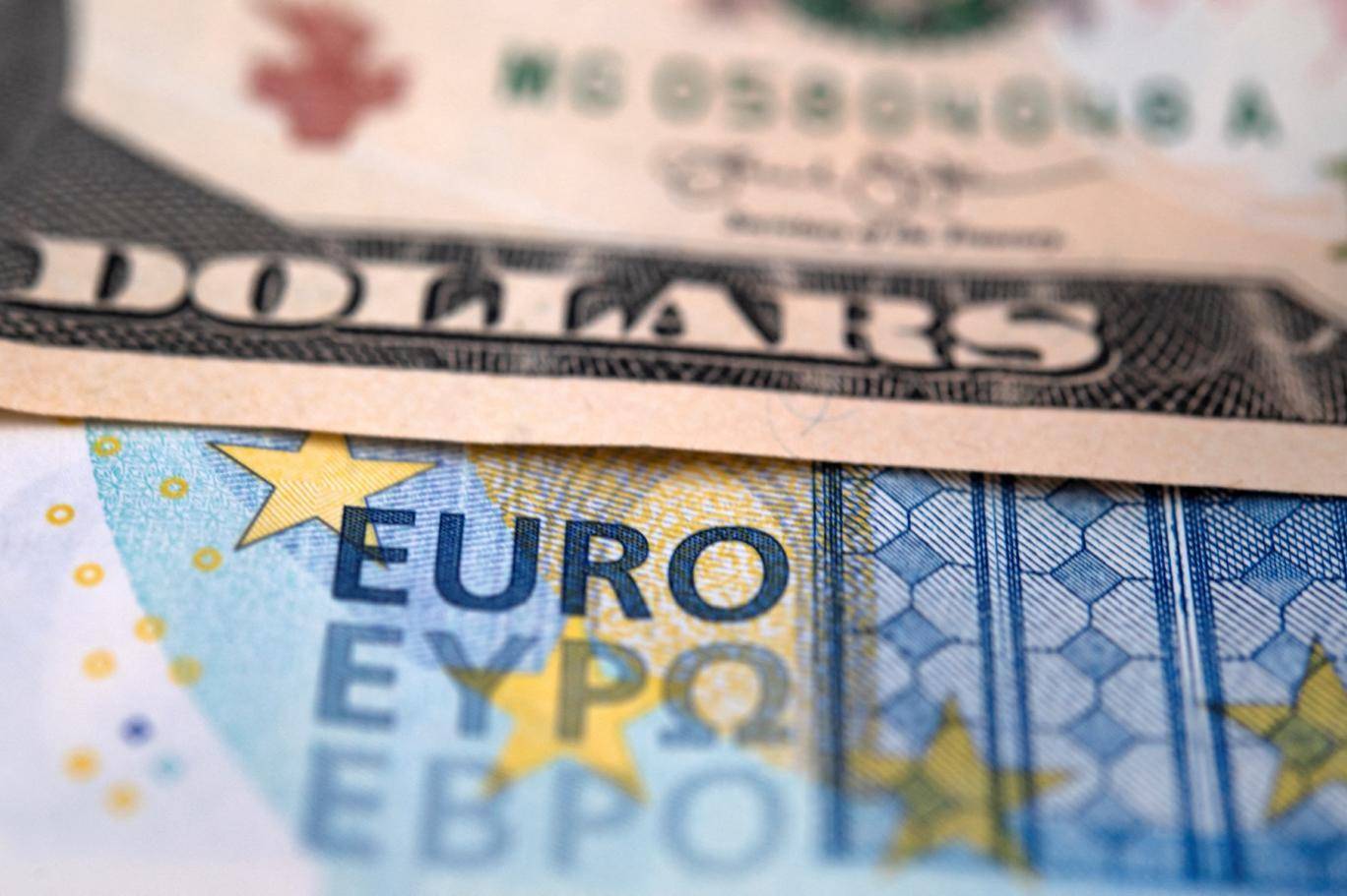 الدولار بلغ أدنى مستوياته مقابل اليورو منذ أكثر من ثلاث سنوات