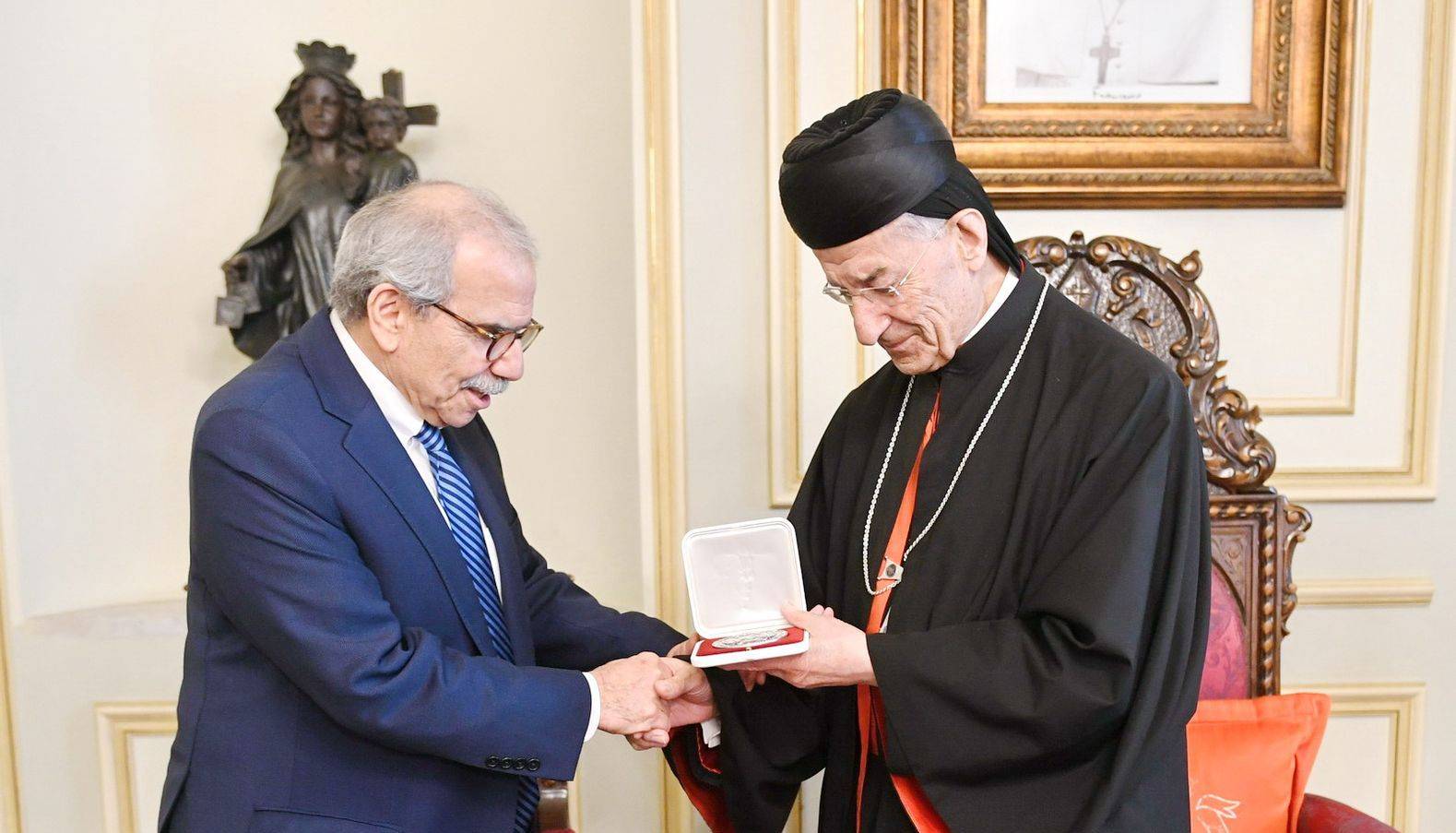 عرض مع مبعوث الرئيس الفرنسي التحضيرات لمؤتمر إعادة الاعمار
سلام: مصرّون على إجراء الانتخابات البلديّة في وقتها
موضوع حصر السلاح سيكون على جدول أعمال مجلس الوزراء