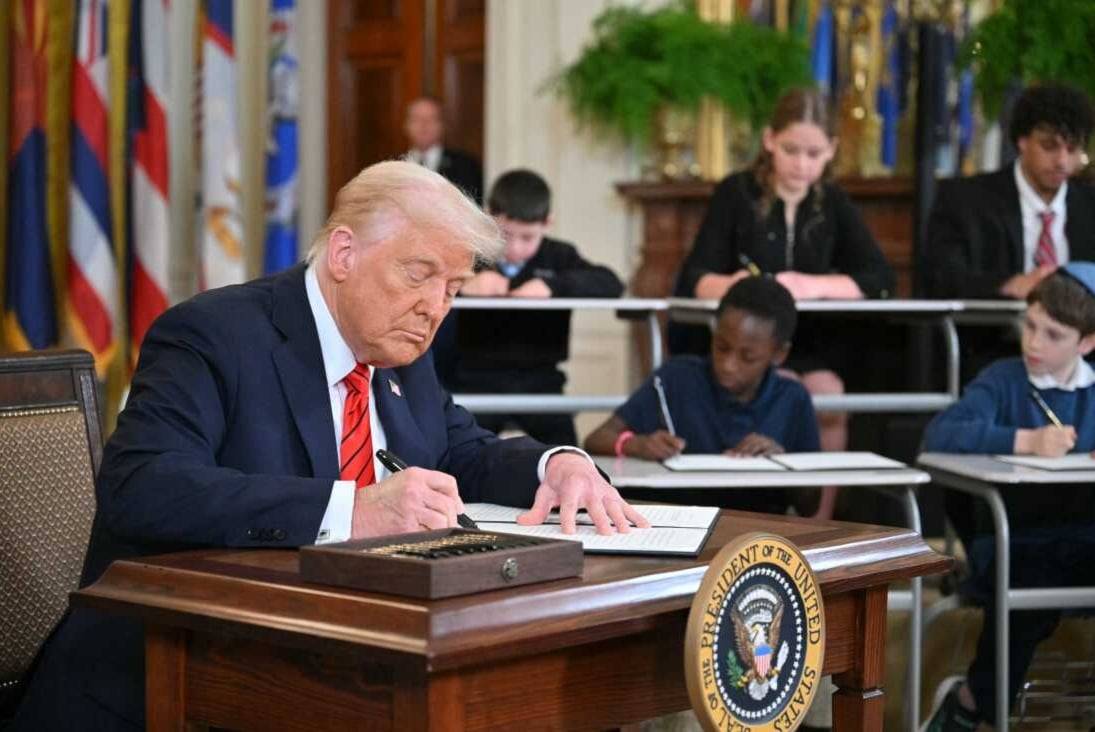 ترامب يواصل مسيرة الانتقام السياسي ويوقع أوامر لمعاقبة معارضي ادعاءاته في انتخابات 2020