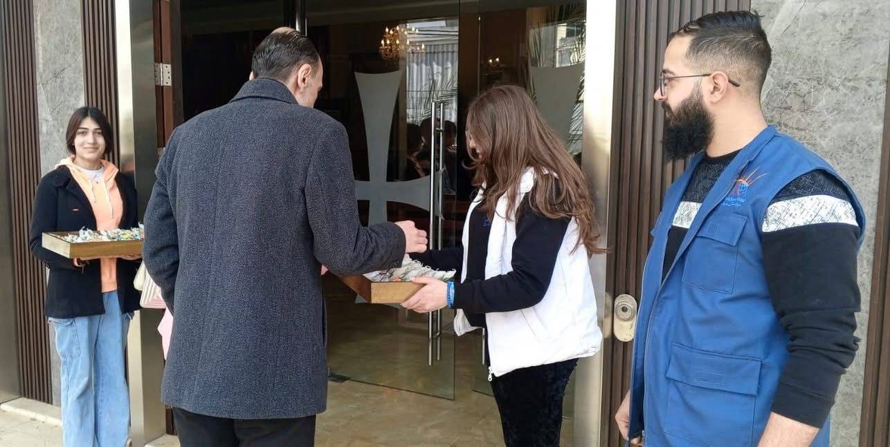 بمناسبة أحد الشعانين… حركة شباب الشرق توزع الشموع على المصلين