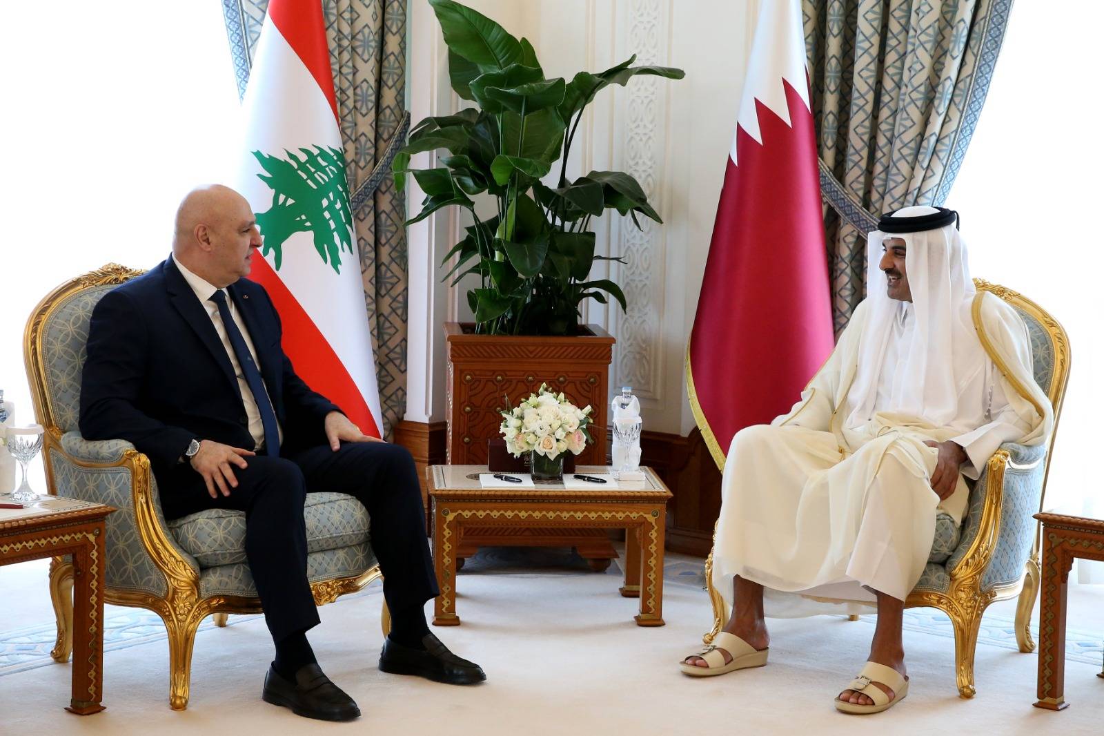 وصول الرئيس عون إلى بيروت بعد اختتام زيارته الى الدوحة.. والشيخ تميم: حريصون على الوقوف مع لبنان وشعبه