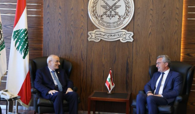 وزير الدفاع عرض مع السيناتور الفرنسي رافييه مجالات التعاون وتناول الاوضاع مع زواره