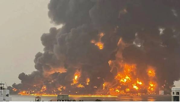 "أ.ب" عن صور أقمار صناعية: دبابات وآليات مدمرة في ميناء رأس عيسى باليمن وتسرب نفط بالبحر الأحمر