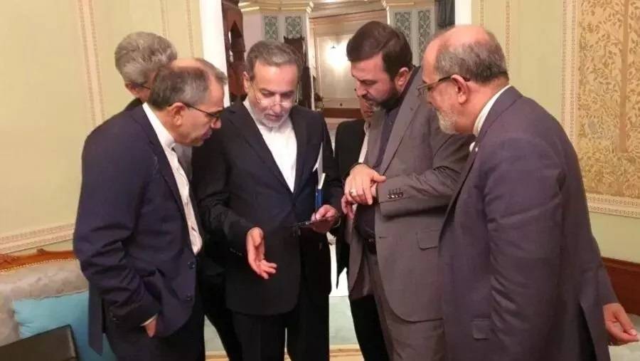 "إيران متمسكة بخطوطها الحمر"... طهران تطالب واشنطن بضمانات لعدم الانسحاب من أي اتفاق نووي جديد