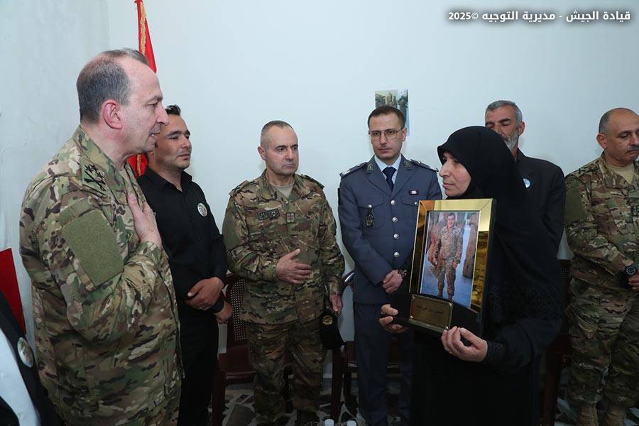 قدّم التعازي بشهيدَي الواجب الوطني
قائد الجيش: نُشيد بمناقبيّتهما
واندفاعهما لأداء الواجب المقدس