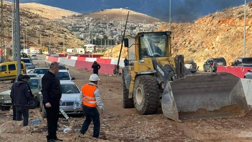 وزارة الاشغال تواصل تنفيذ
أعمال صيانة الطرقات العامة