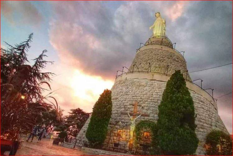 لبنان يودّع البابا فرنسيس: صلاة مرافقة في حاريصا الجمعة وإضاءة شموع على شرفات المنازل