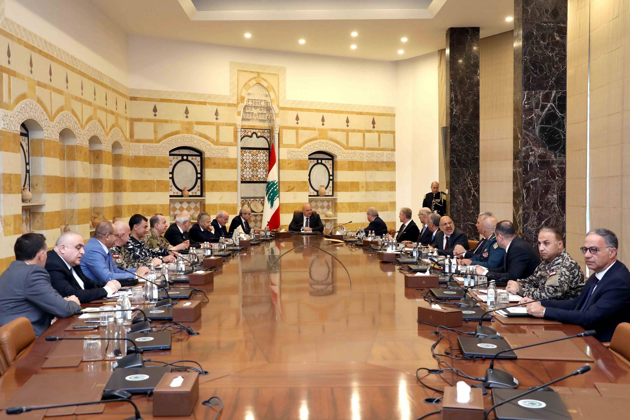 "الأعلى للدفاع" رفع توصية للحكومة بتحذير حماس من استخدام لبنان كمنصّة للمسّ بأمنه
عون: لرفع الجهوزيّة لحسن إجراء الانتخابات البلديّة... سلام: نؤكد حياديّة الحكومة