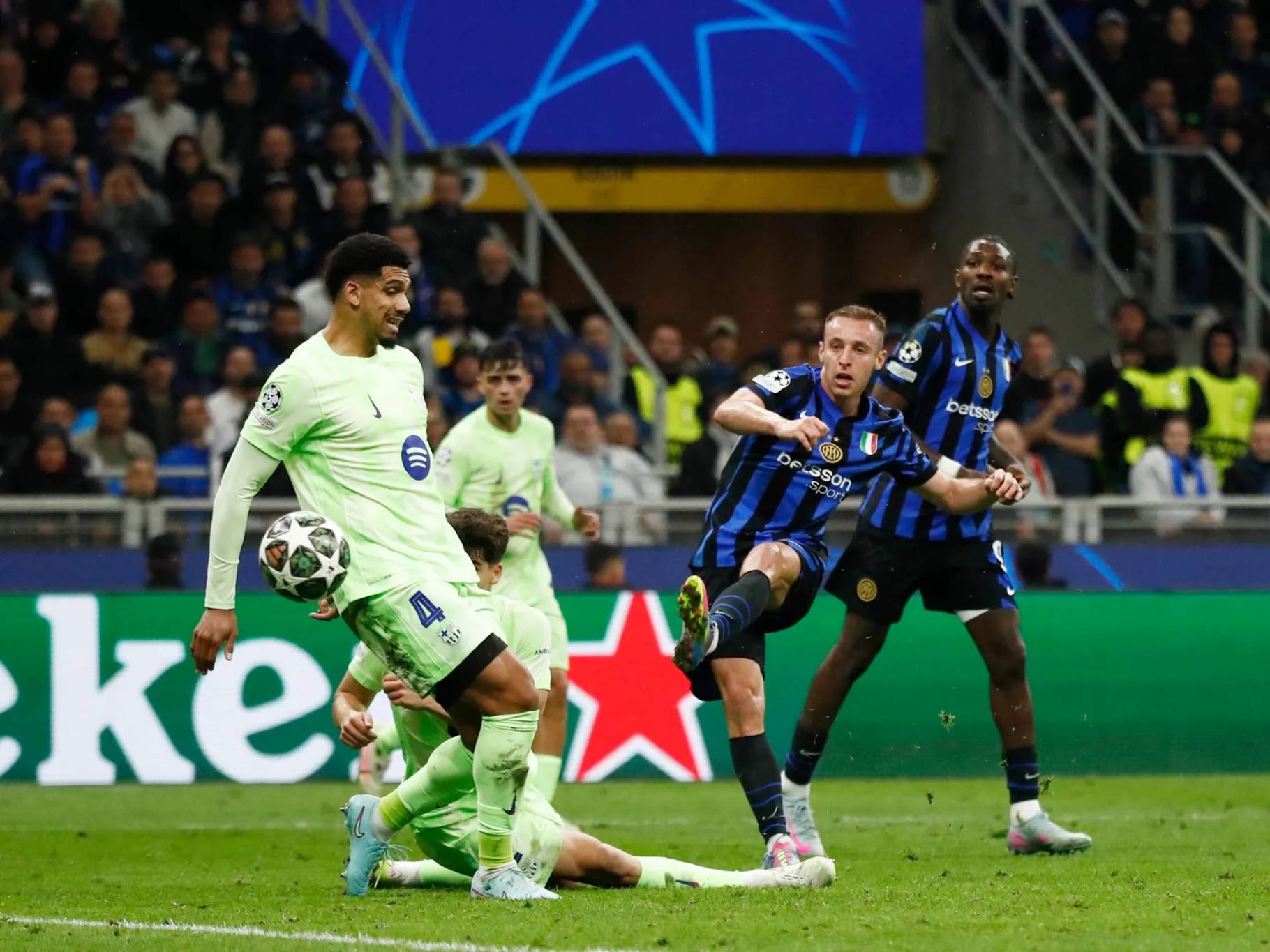 مواجهة للتاريخ في ميلانو تنتهي بخروج برشلونة من دوري الأبطال
فليك يشكو الحكم على طريقة بيلينغهام... وإنزاغي: إنتر خارق