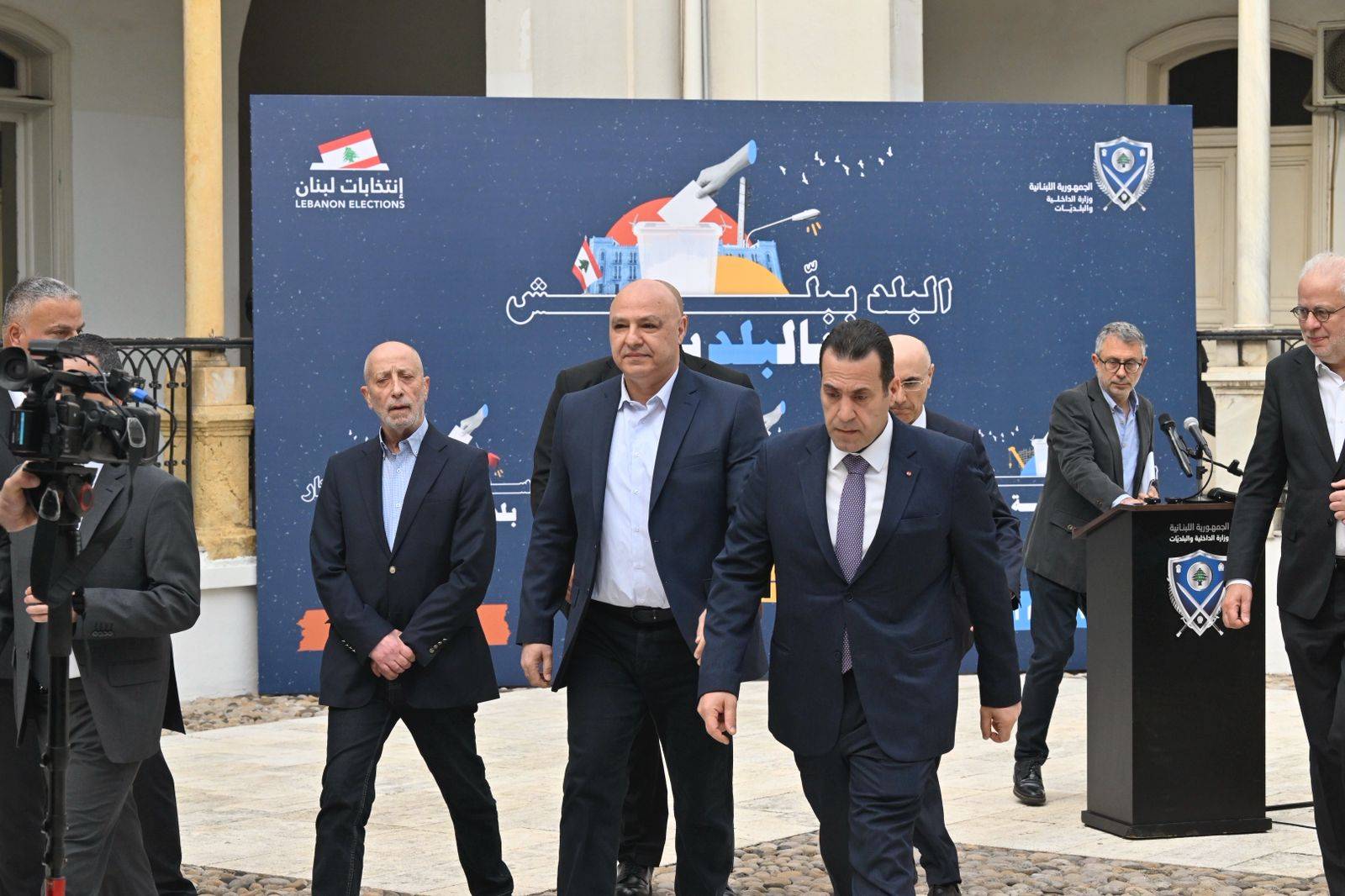 واكب اليوم الإنتخابي بجولة على وزارتيّ الداخليّة والدفاع وسرايا بعبدا و"تلفزيون لبنان"
رئيس الجمهوريّة: صندوق الإقتراع مسؤوليّتكم... والأمن مسؤوليّتنا وما نشهده "بكبّر القلب"