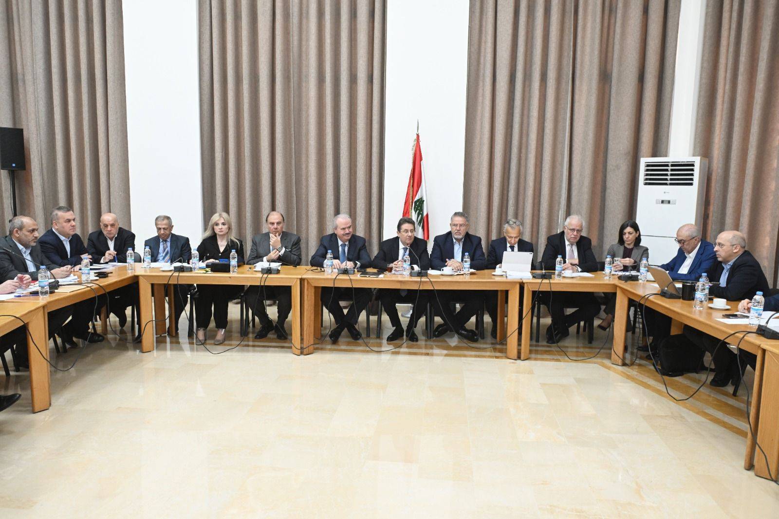 كنعان بعد جلسة "لجنة المال": ملاحظات جوهرية لمصرف لبنان

وتوصية الحكومة بالإسراع في قانون الانتظام المالي الاهم معالجة الودائع