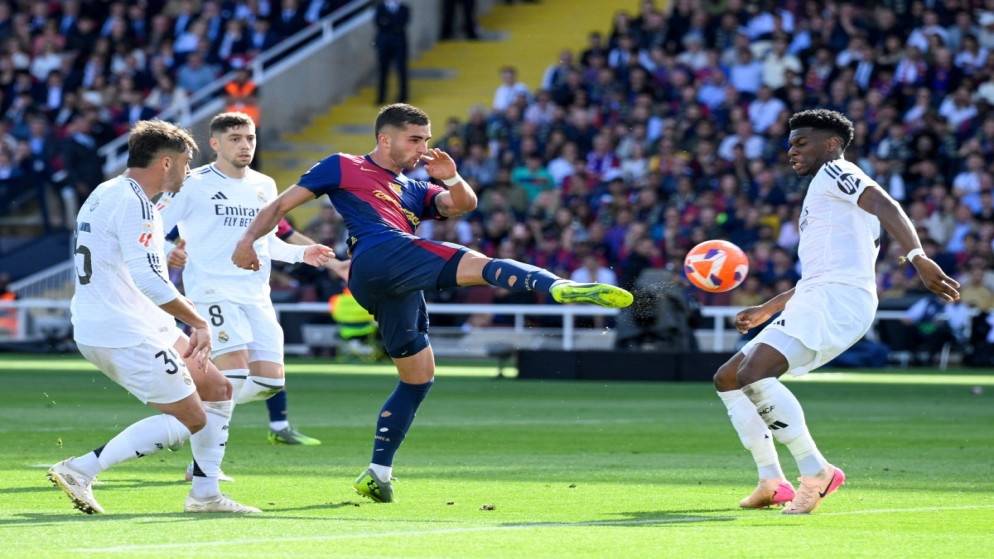 لافتة مهينة... احتجاج مدريدي بعد السقوط الرابع في الكلاسيكو
أنشيلوتي يحدد سبب الخسارة ويطلب أمراً واحداً قبل نهاية الموسم
فليك: أحتاج لفحص قلبي بعد الريمونتادا في "لويس كومبانيس"