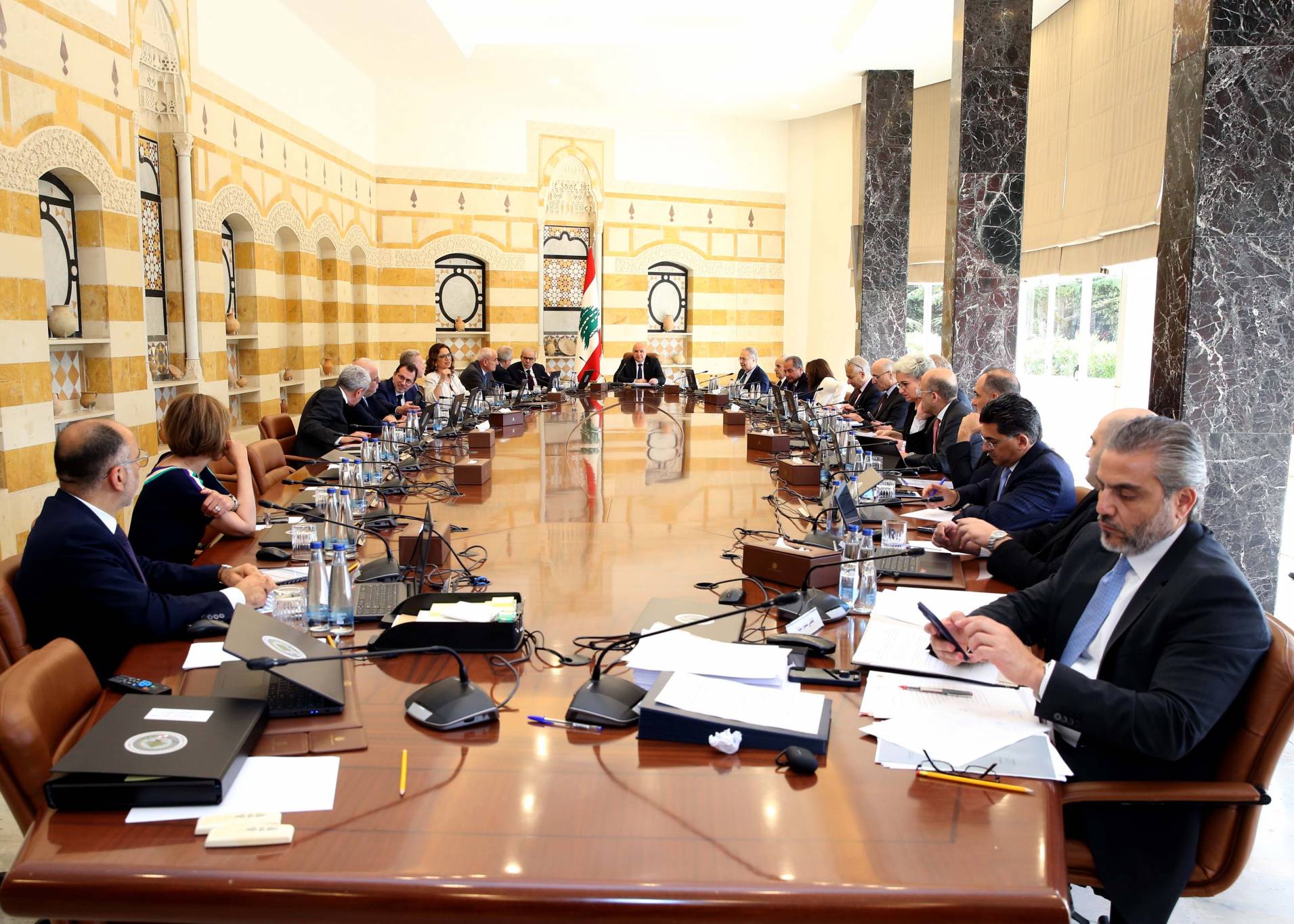 سوريا إلى الانفراج ولبنان في مقعد الانتظار
اقالة رمزي نهرا بعد سلسلة تجاوزات وشكاوى شعبية