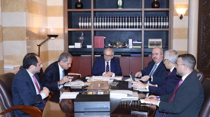 سلام ترأس اجتماعًا في إطار التحضير لزيارة العراق
وبحث مع وفد قدامى أساتذة "اللبنانيّة" أوضاع المتقاعدين