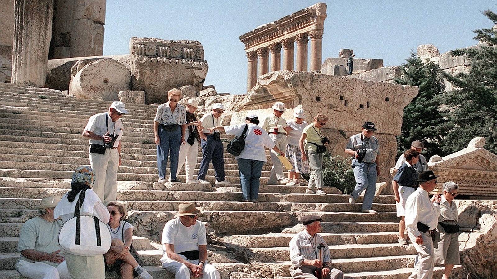 ألاستعدادات والجهوزية لاستقبال السياح والمصطافين هذا الصيف
نسبة الحجوزات وصلت الى ٨٥ في المئة في الاضحى و ٢٤٠ سائحا اماراتيا زاروا لبنان