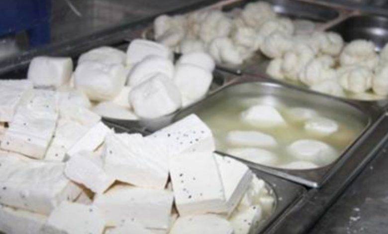 ماذا يأكل المواطن في طرابلس والشمال: 
بقر في الشوارع تأكل نفايات وإنتاجها سم زعاف...