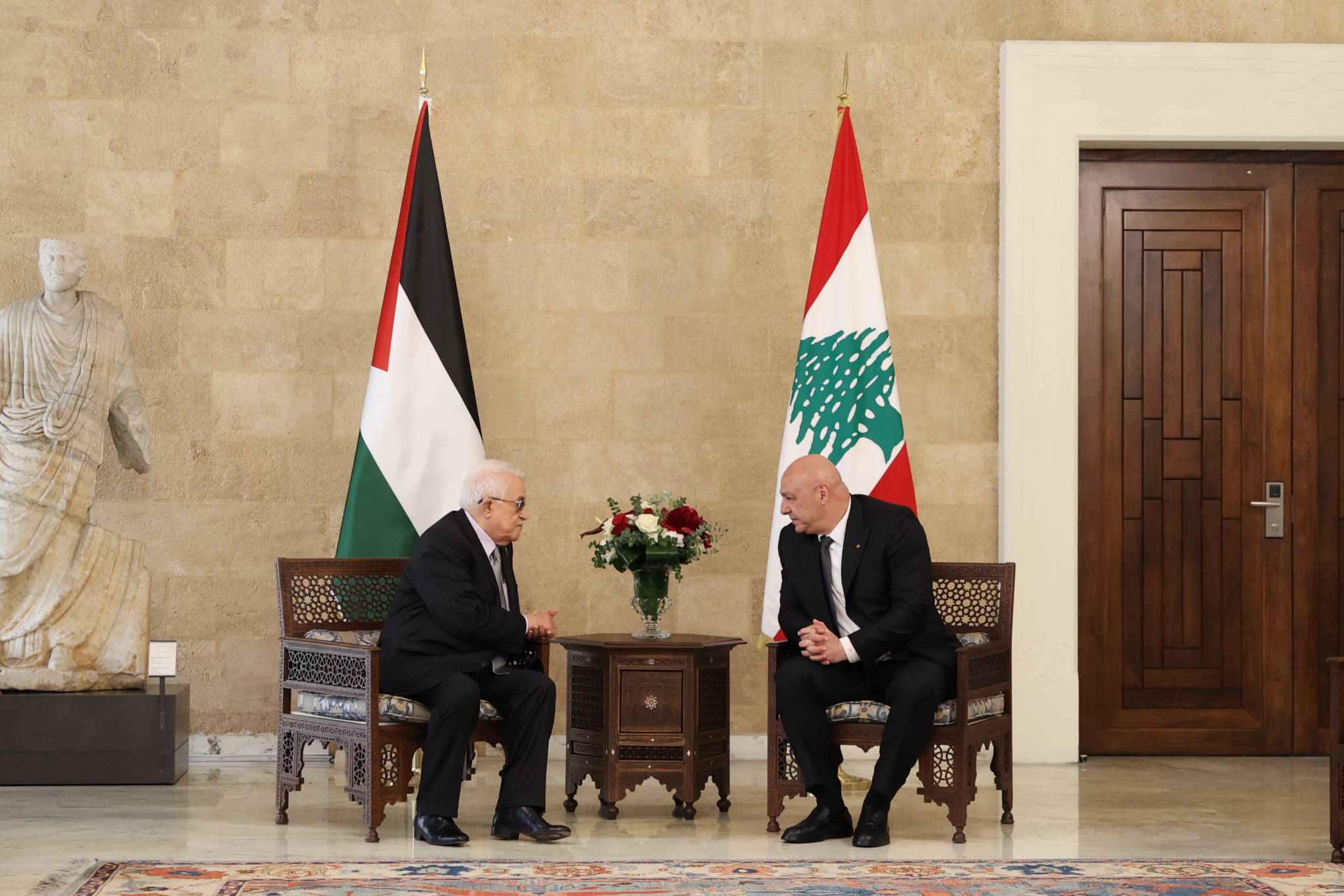 قمّة لبنانيّة - فلسطينيّة... تأكيد على حق العودة وعدم استخدام الأراضي اللبنانيّة كمنطلق لأي عمليات عسكريّة
عون وعباس دانا الاعتداءات "الإسرائيليّة" المتكررة على لبنان ودعَوا المجتمع الدولي 
لا سيما أميركا وفرنسا للضغط على "إسرائيل" لتنفيذ الاتفاق الذي تمّ التوصل إليه