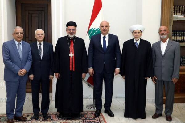 عون: لبنان مُتمسّك ببقاء "اليونيفيل" نظراً للدور الذي تلعبه
مع الجيش اللبناني في الحفاظ على الإستقرار وتطبيق الـ 1701