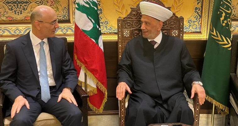 بحث مع وفد إماراتي سُبل التعاون لتطوير مشاريع الوزارة
الحجار من دار الفتوى: طلبت وضع الخطط اللازمة
لتعزيز الحضور الأمني ومُكافحة عملياّت السرقة