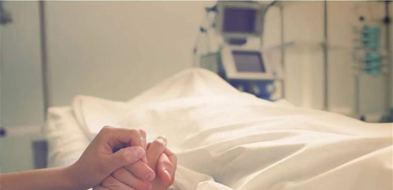 تعرّضت لوعكة صحية.. فنانة شهيرة تطلب الدعاء لوالدتها
