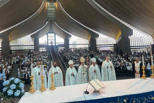 "لبنان بحاجة الى رجال ونساء يُؤمنون بثقافة الحياة لا ثقافة النزاعات"
الراعي: آن الأوان لأن يُوحّد السياسيّون كلمتهم في الشأن العام
 في مجتمع مُتعدّد الثقافات والأديان والأحزاب