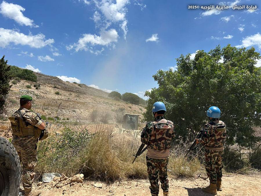 بالصور - الجيش اللبناني: تفكيك جهاز تجسس وإزالة ١٣ ساترًا ترابيًّا في بليدا