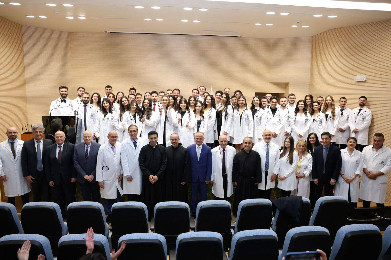 طلاب الطب في جامعة الروح القدس يعلنون التزامهم الإنساني والطبي بالثوب الأبيض