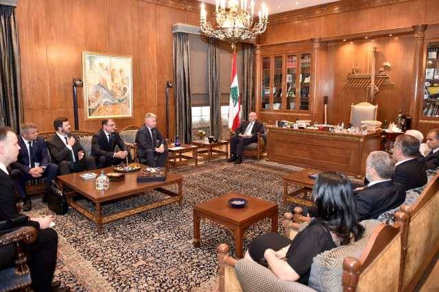 بري استقبل رئيس مجلس وزراء بيلاروسيا... ووزير الإعلام
إيباتوف: لتعزيز مجالات التعاون... واتفاق على توقيع مُذكرة بين البرلمانين
مرقص: وعدنا بطرح مشروع قانون الإعلام الجديد على الهيئة العامة