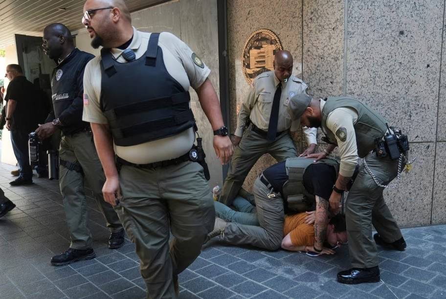 اشتباكات في لوس أنجلس بعد مداهمات الهجرة واعتقال العشرات