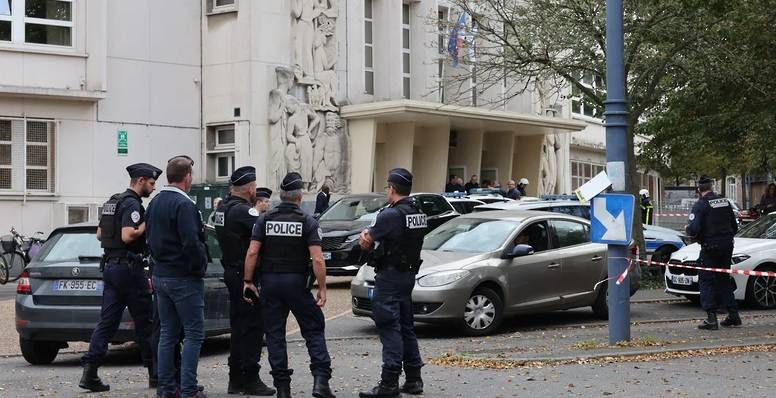 في فرنسا... تلميذ يطعن مشرفة تدريس حتى الموت أمام زملائه