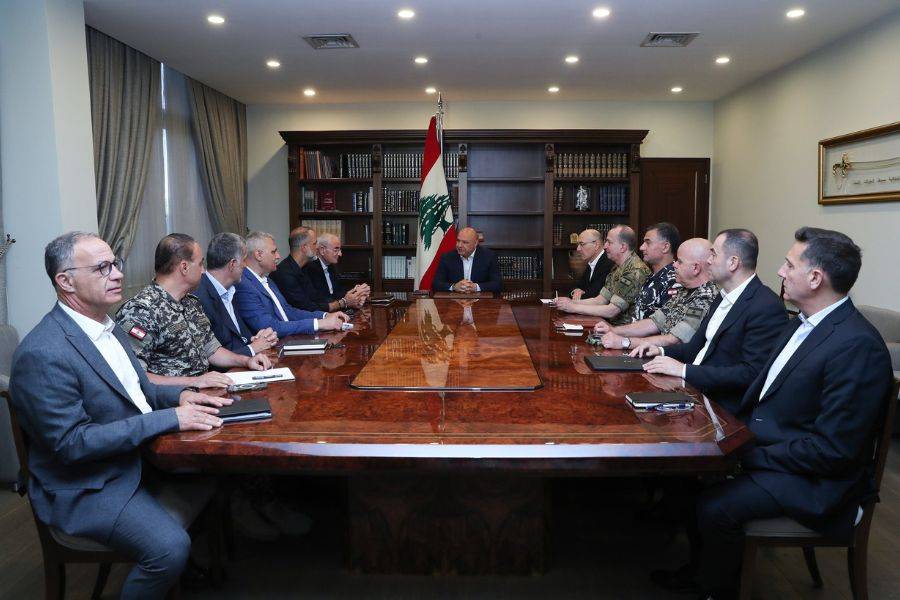 تلقى اتصالان من نظيريه الفرنسي والقبرصي... وترأس اجتماعًا أمنيًا 
عون: نشدد على أهميّة الجهوزيّة الأمنيّة والإداريّة
لمتابعة الموقف والمحافظة على الاستقرار في البلاد