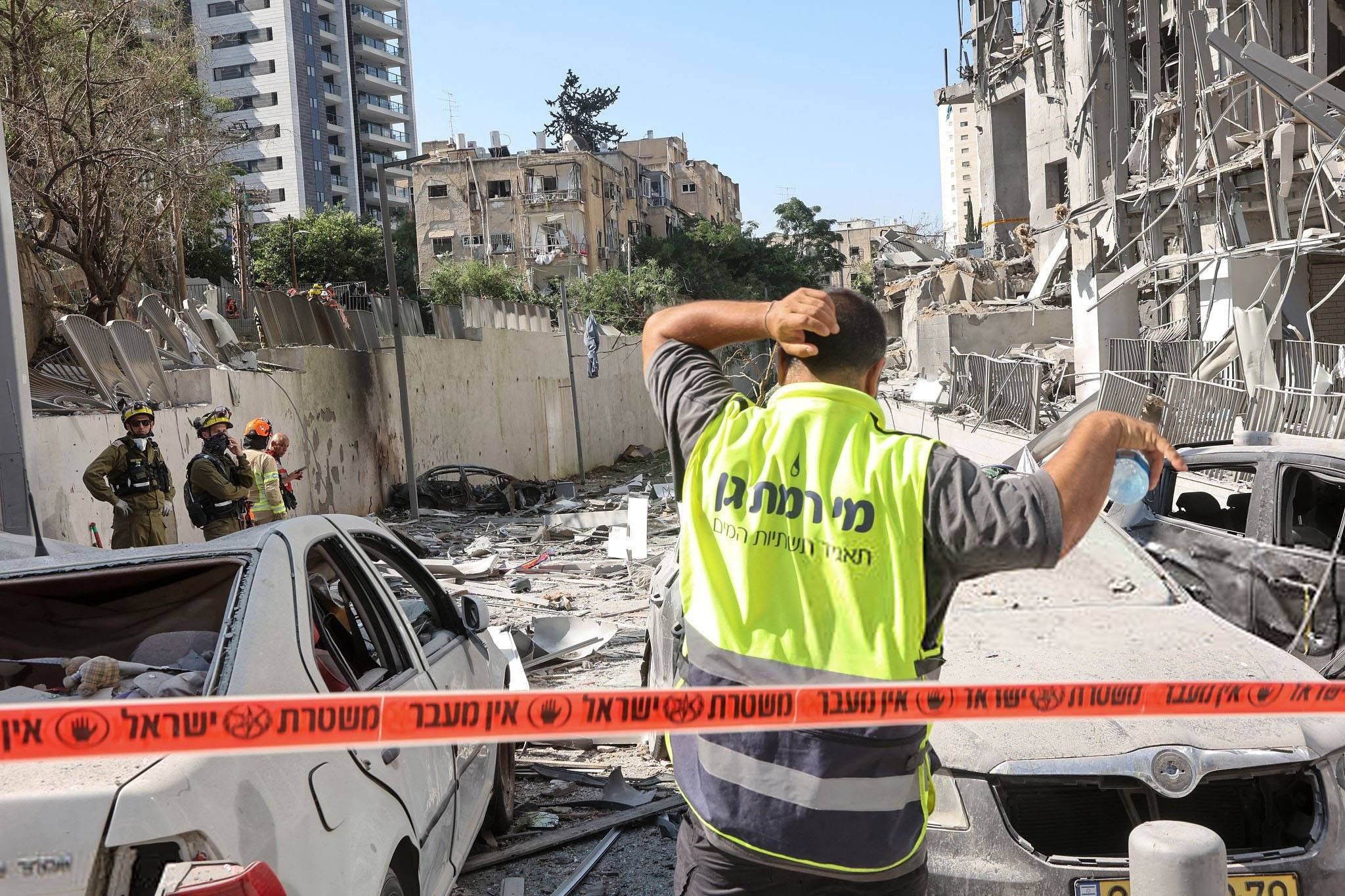 «حبس أنفاس» في المنطقة... ولبنان لن يدخل الحرب
باراك يتفهم موقف عون: تأجيل البحث بملف السلاح
الصواريخ الايرانية تنقل الصدمة والترويع «لاسرائيل»