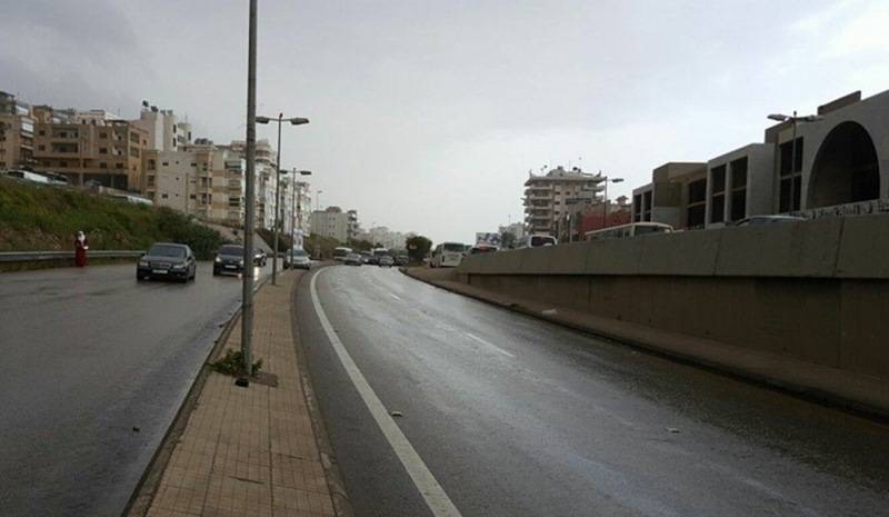 رفع كابل سقط من سقف نفق المطار