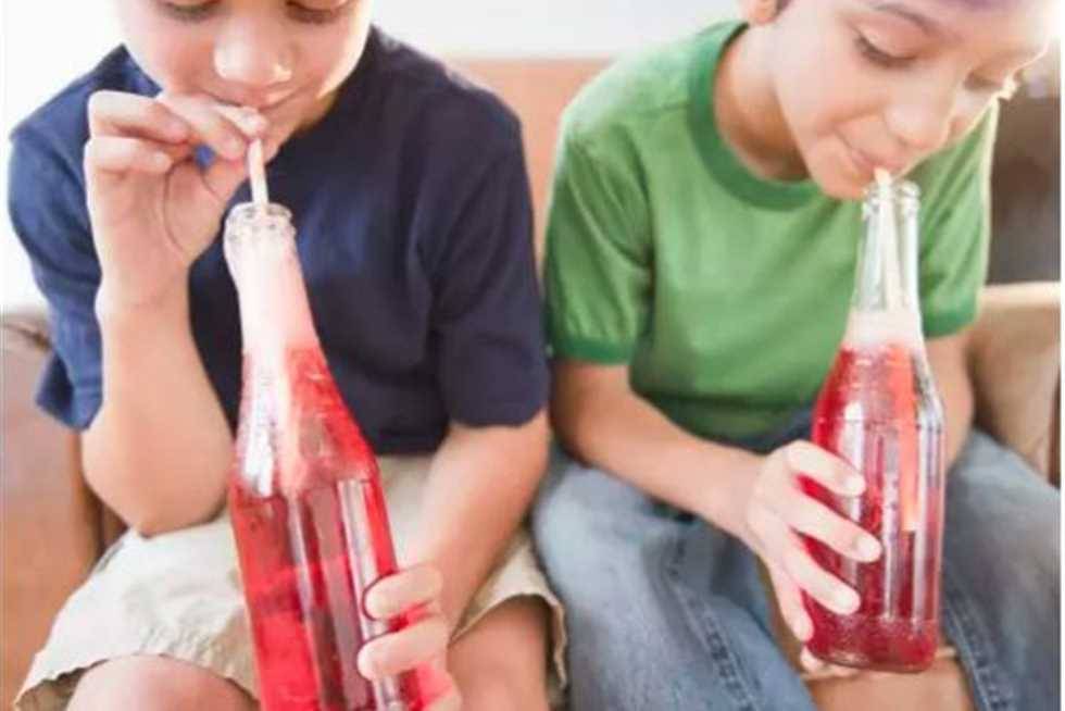 مشروبات الصيف السكريّة… هل تقتل صحّة الأطفال بصمت؟