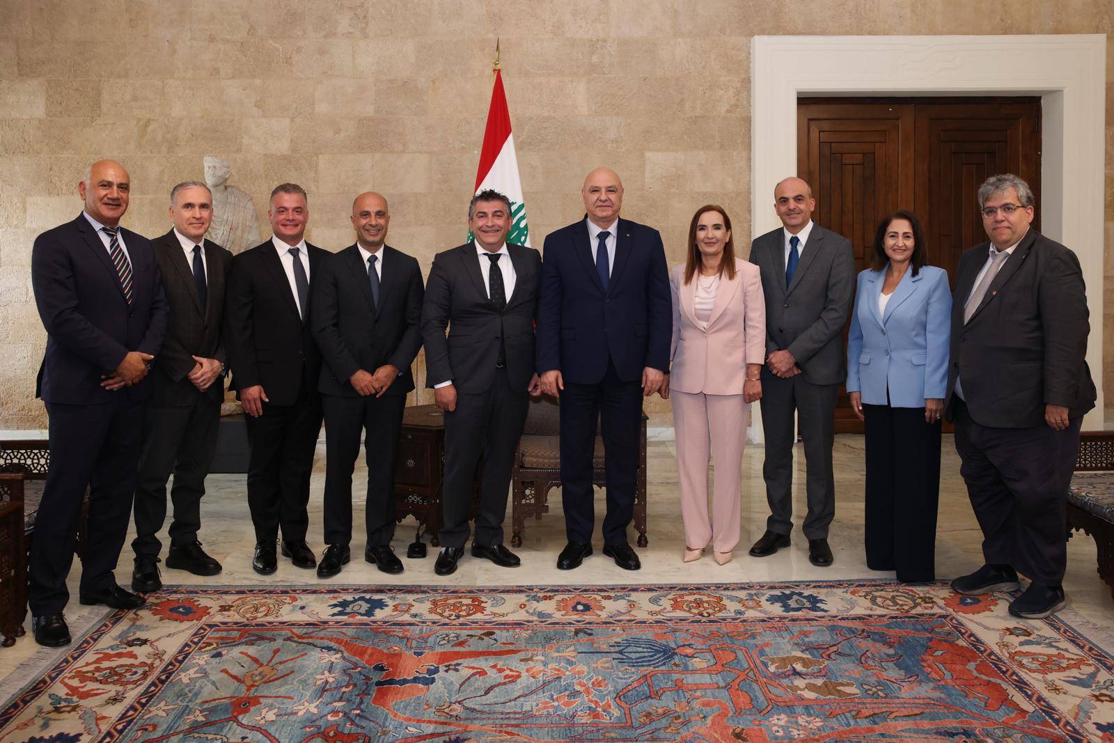 وفد مُشترك من الجمعية الطبية اللبنانية الأميركيّة – ALMA و"HOME" في قصر بعبدا
عون: القطاع الصحّي من أهمّ القطاعات في المنطقة رغم كلّ ما حصل