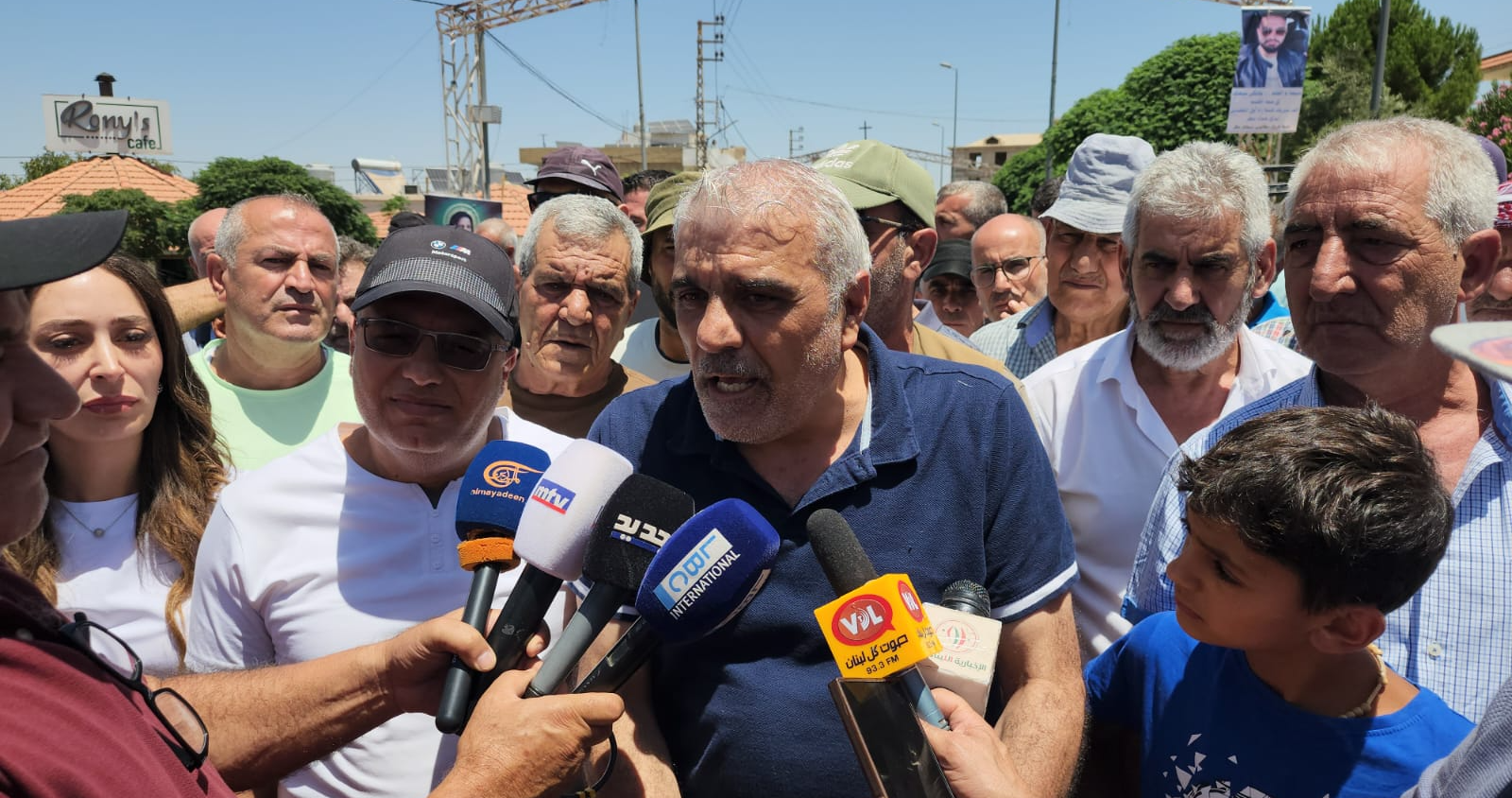 أهالي القاع قطعوا الطريق احتجاجا
على إجراءات تعزيل الآبار الارتوازية