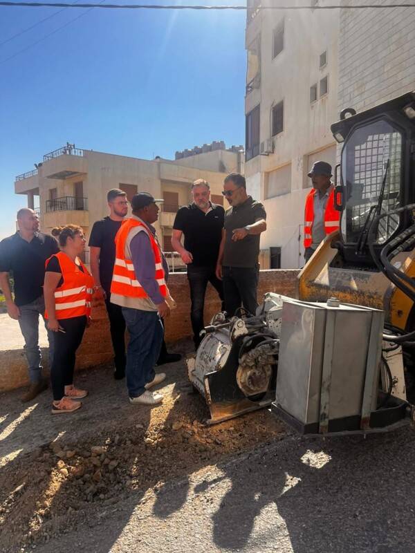بلدية زحلة أعلنت بدء أعمال تزفيت الحفر بدعم من رجل الأعمال بشارة سروجي