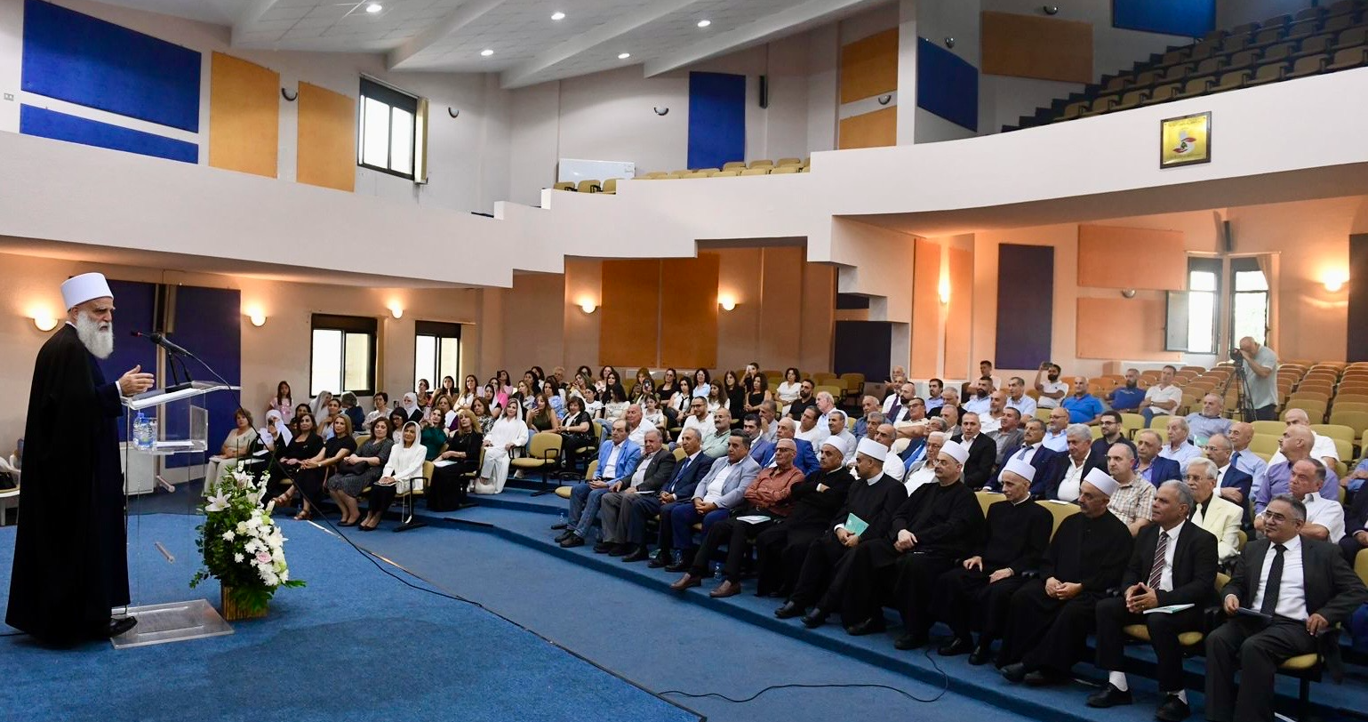 رعى توقيع كتاب "دليل الموحّدين الدروز في لبنان"
أبي المنى: الشركة الروحيّة الوطنيّة تحتّم علينا
أن نقوّي تماسكنا لنكون شركاء فاعلين وأقوياء
