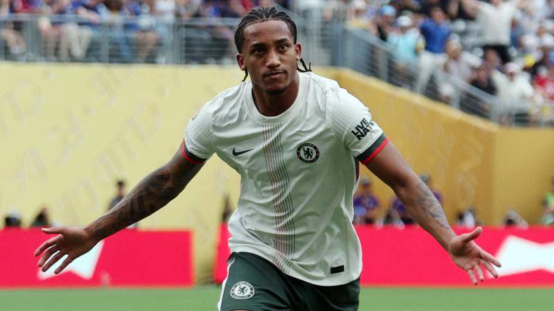 "إنهم يدفعون لي المال"... 
بيدرو يعتذر لفلومينينسي