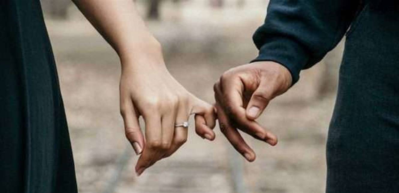 قبلها أمام الجميع... ممثل شهير يُعلن رسميّاً عن علاقته بحبيته