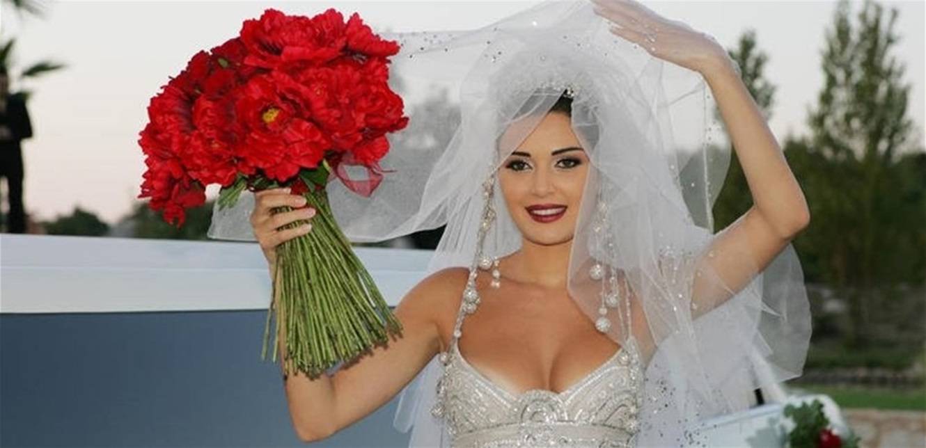 برسالة رومنسية.. زوج سيرين عبد النور يحتفل بذكرى زواجهما الـ18