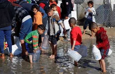 بلدية غزة: تحذّر من ضحّ مياه الصرف الصحي لشاطئ البحر