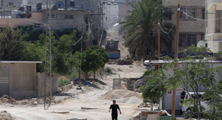 مُستوطنون يحرقون منازل قرب الخليل... والإحتلال يُصادر آلاف الدونمات في الضفّة