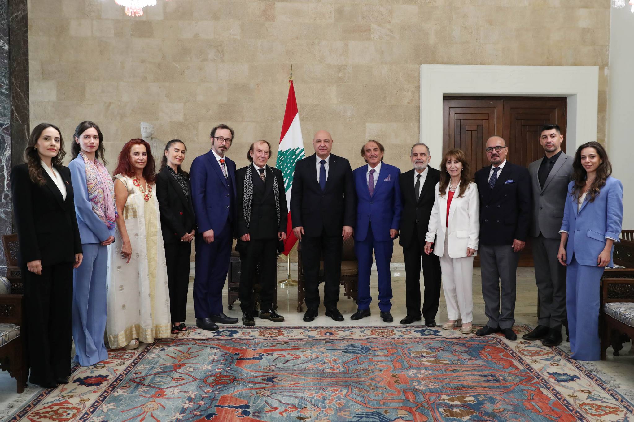 تسلّم دعوة رسميّة لزيارة تشيكيا... موظفو الإدارة العامة علّقوا إضرابهم من قصر بعبدا
عون التقى رئيس وأعضاء مجلس الإنماء والإعمار: طبّقوا القانون واحذروا الشائعات
الحريّة المسؤولة لا تتخطى سقف الأمن القومي... وعلينا أن نتعاون لإنجاح فترة الموسم السياحي