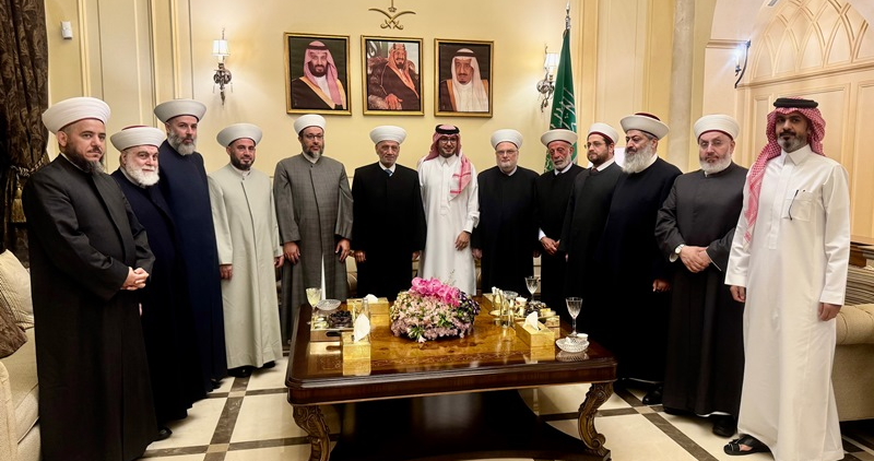 دريان ومفتون لبّوا دعوة بخاري
... وتأكيد الثوابت واتفاق الطائف