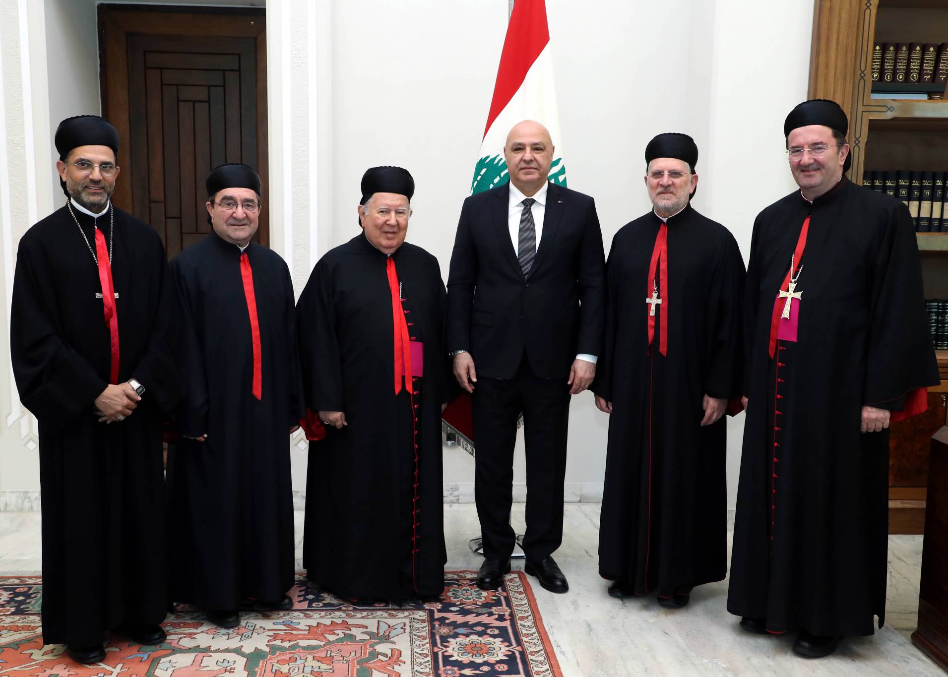 بحث مع الصدّي في الكابل البحري القبرصي... واستقبل اللجنة الأسقفيّة للمصالحات
عون لأهالي شهداء المرفأ: إلتزامي واضح  بكشف الحقيقة
 ومُحاسبة كلّ من تسبّب بهذه الكارثة