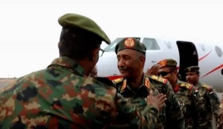 البرهان هبط في الخرطوم للمرّة الأولى بعد الحرب
وإدريس تعهدّ: ستعود عاصمة شامخة
